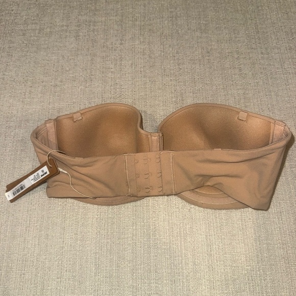 SKIMS Fits Everybody Strapless Bra - Picture 2 of 3